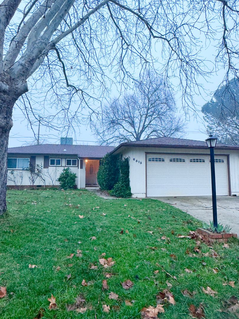 Redding House: 6513 El Camino Dr