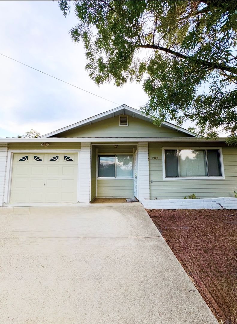 Shasta Lake House: 2109 Washington Avenue