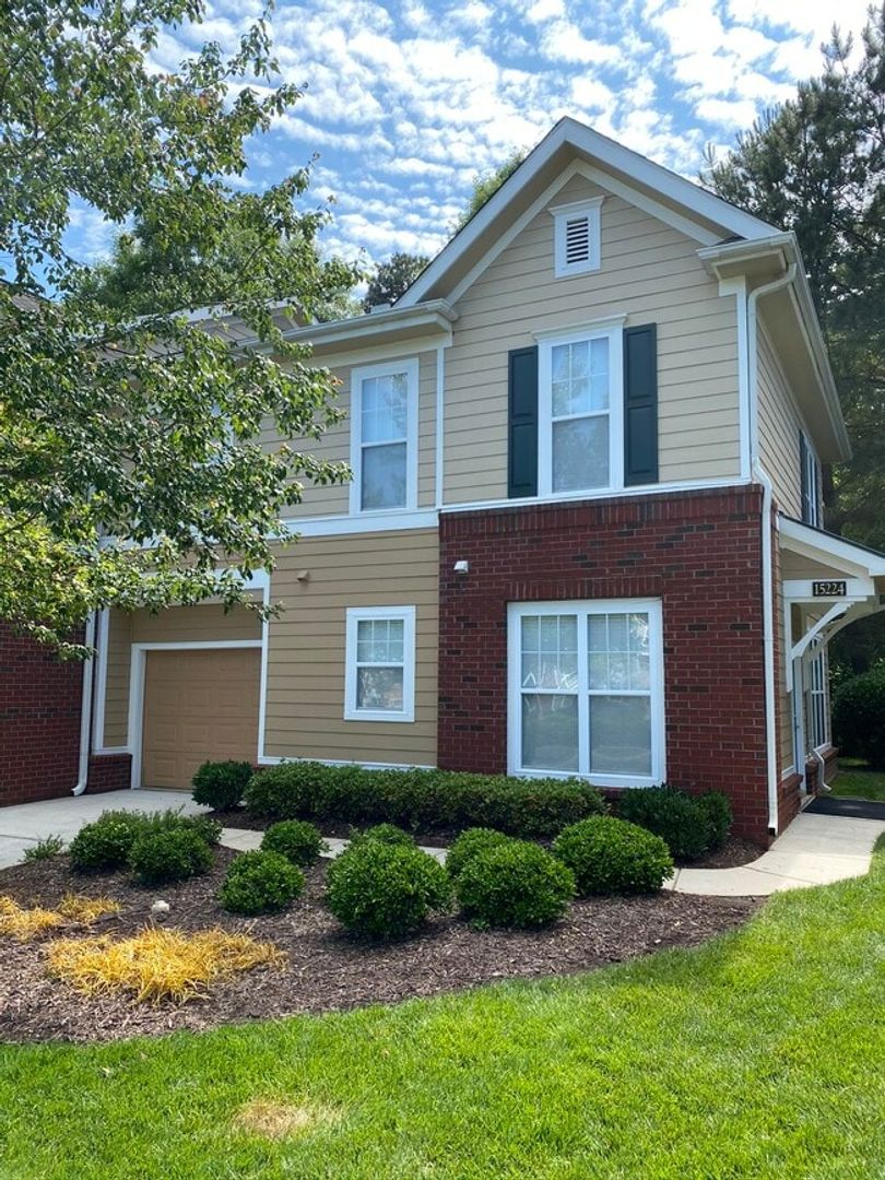 Charlotte House: 15224 Coventry Court Lane