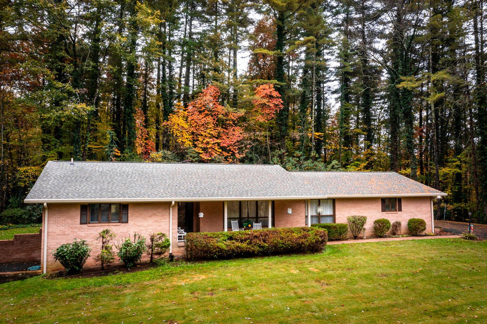 Hendersonville House: 102 Arbor Lane