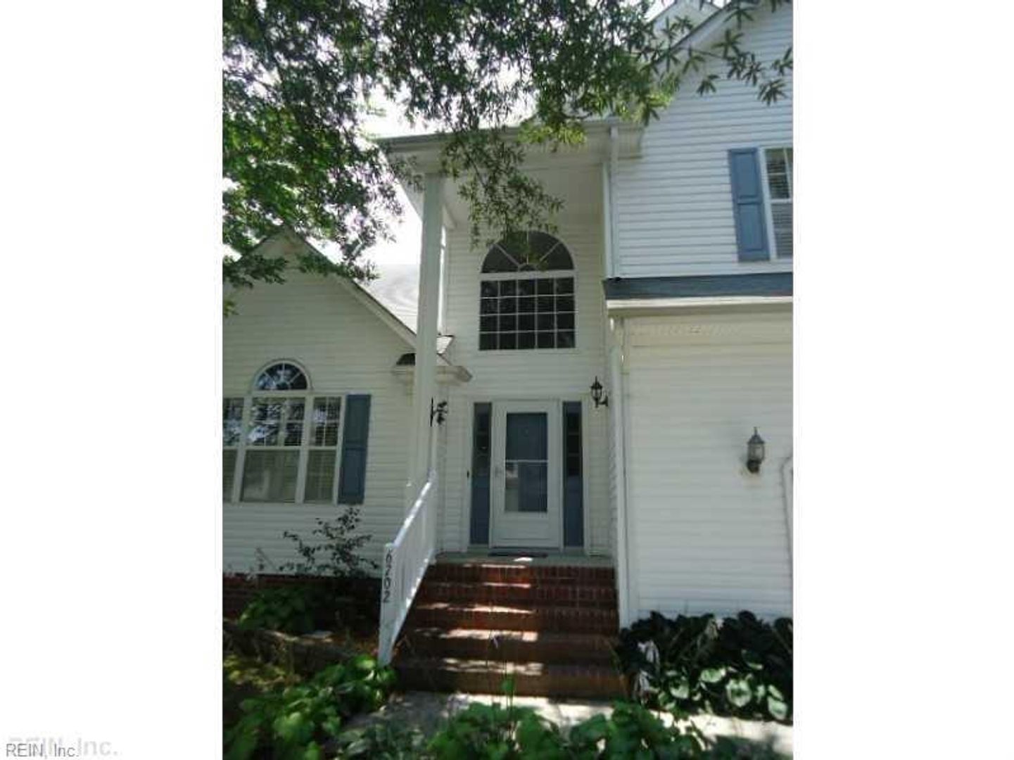 Suffolk House: 6702 Burbage Landing Cir