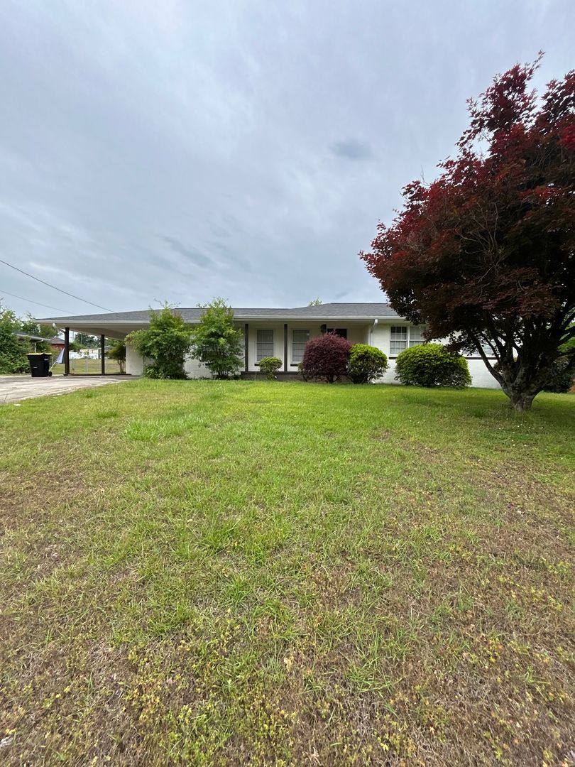 Newnan House: 6 Georgian Dr