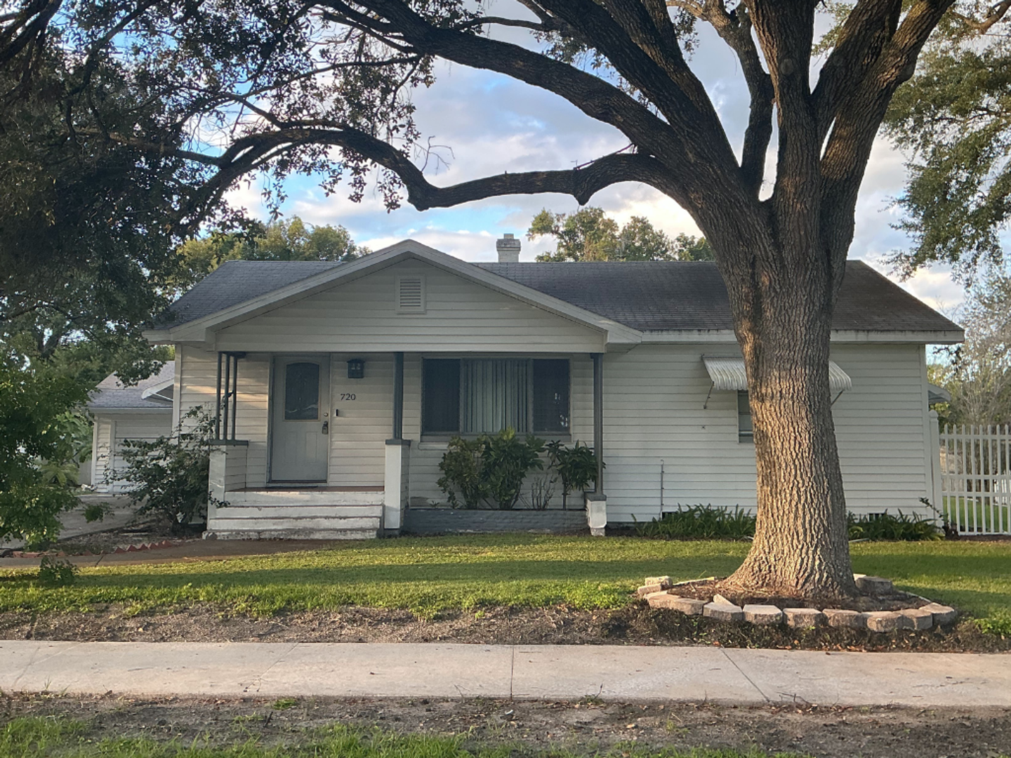 Lakeland House: 720 Lakehurst St.