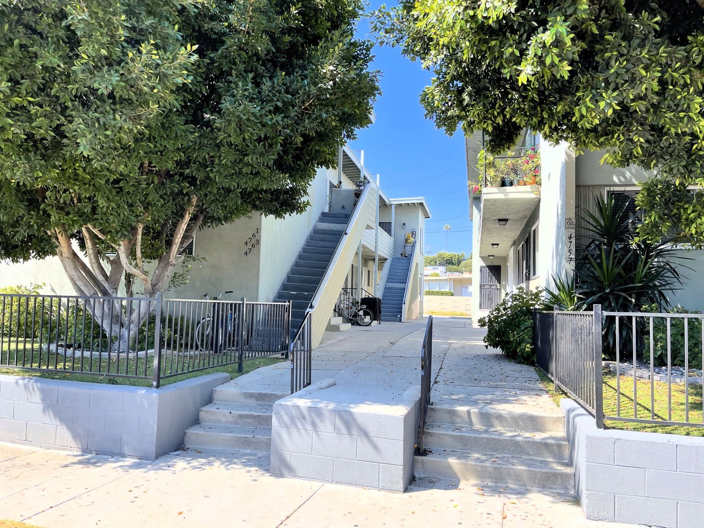 Los Angeles Apartment: 4757-4761 San Vicente Blvd.