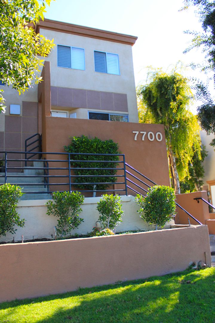 Canoga Park Townhome: 7700 Topanga Canyon Blvd.
