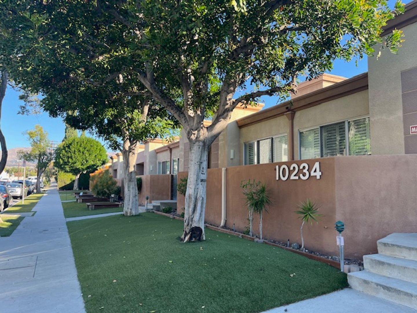 Chatsworth Townhome: 10216-34 Eton Avenue