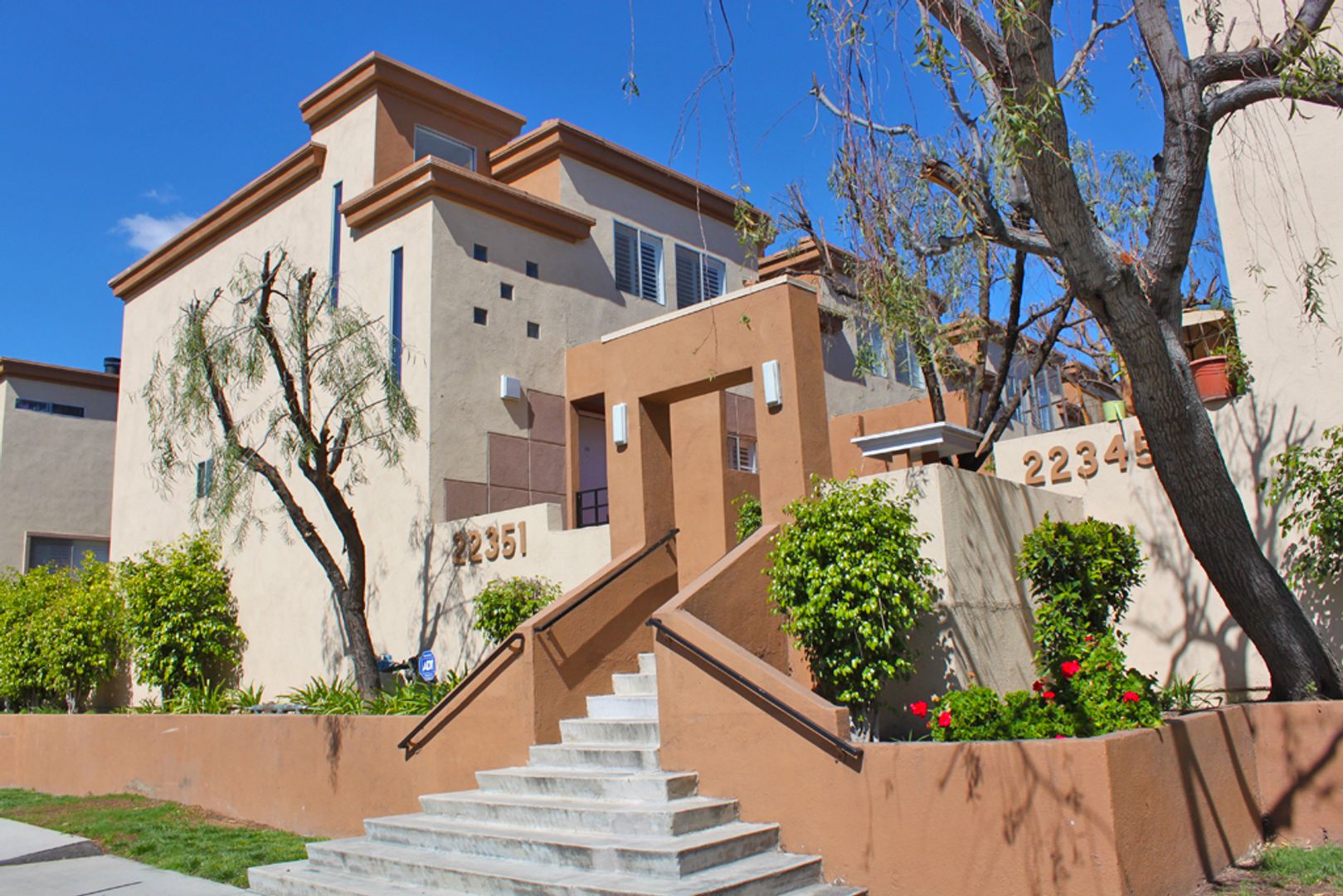 Woodland Hills Townhome: 22301-67 Victory Blvd.