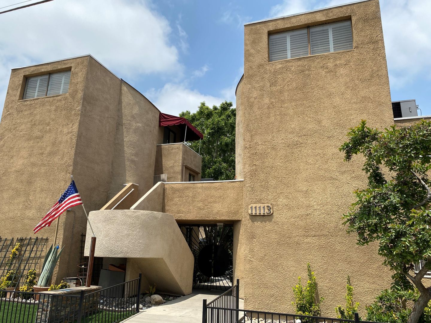 North Hollywood Apartment: 11113 Moorpark Street