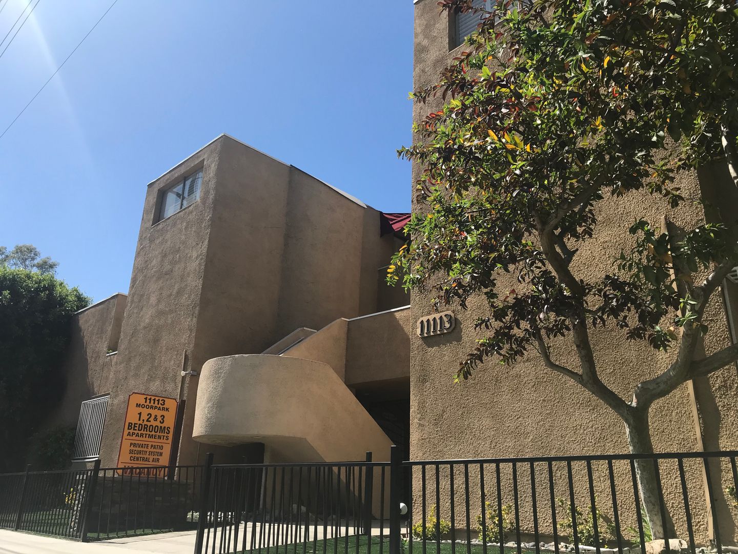 North Hollywood Apartment: 11113 Moorpark Street