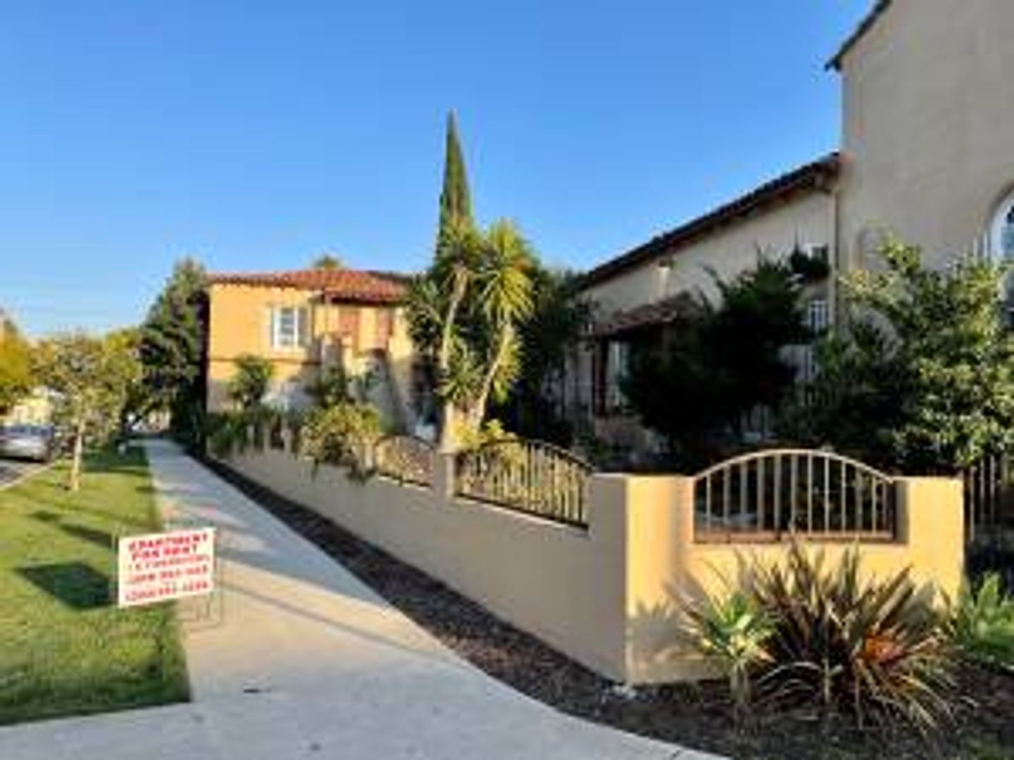 Los Angeles Apartment: 1100-04 1/2 So. Cloverdale Avenue