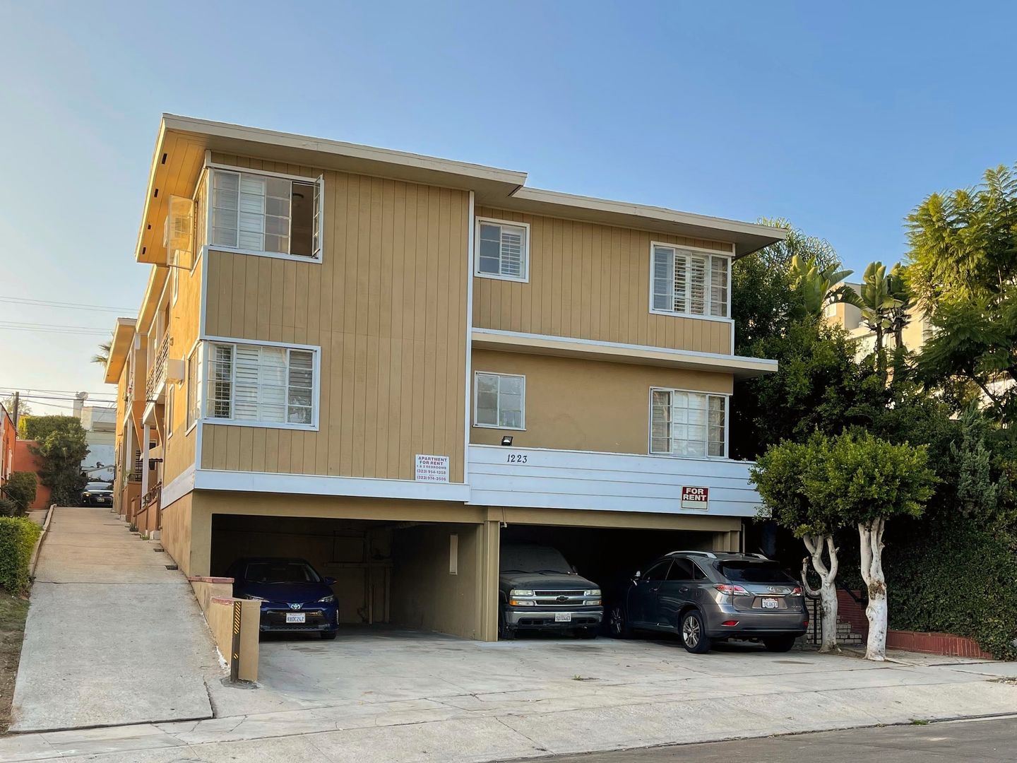 Los Angeles Apartment: 1223-27 1/2 So. Dunsmuir Avenue