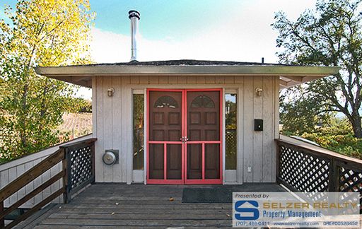 Cozy 1 bd. upstairs flat in a rural setting; nice view!
