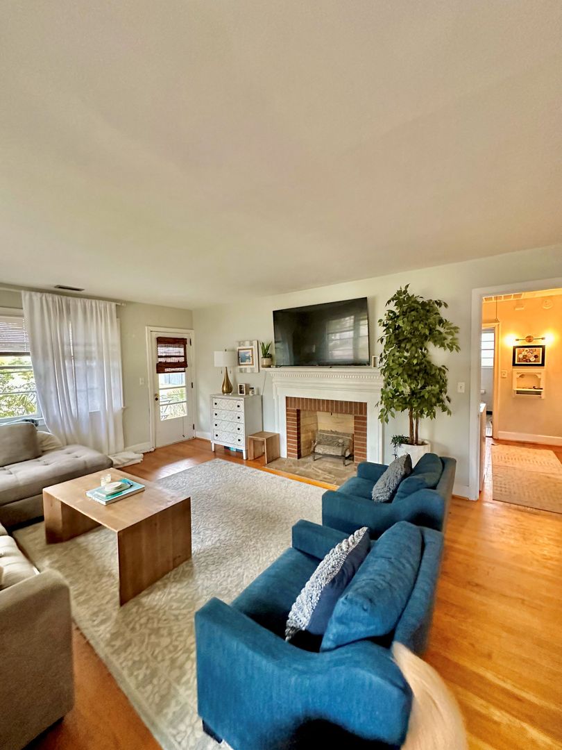 Charleston House: 72 Montagu St.