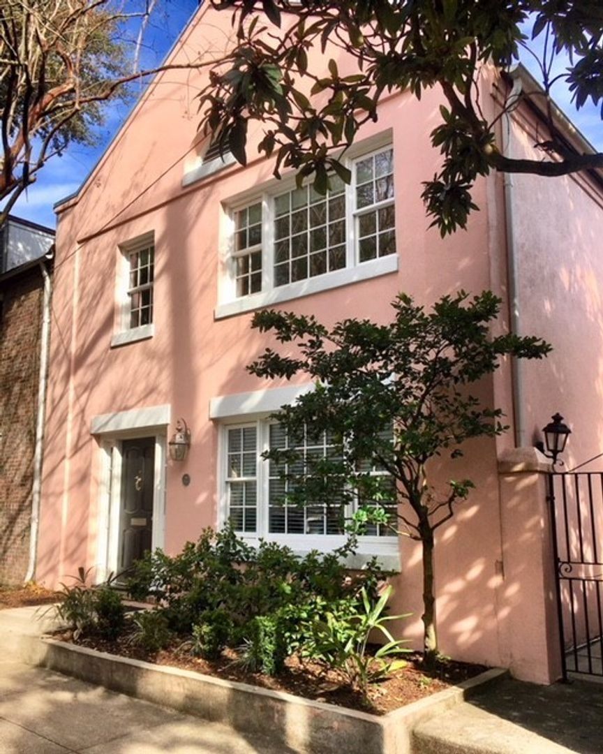 Charleston House: 72 Logan St