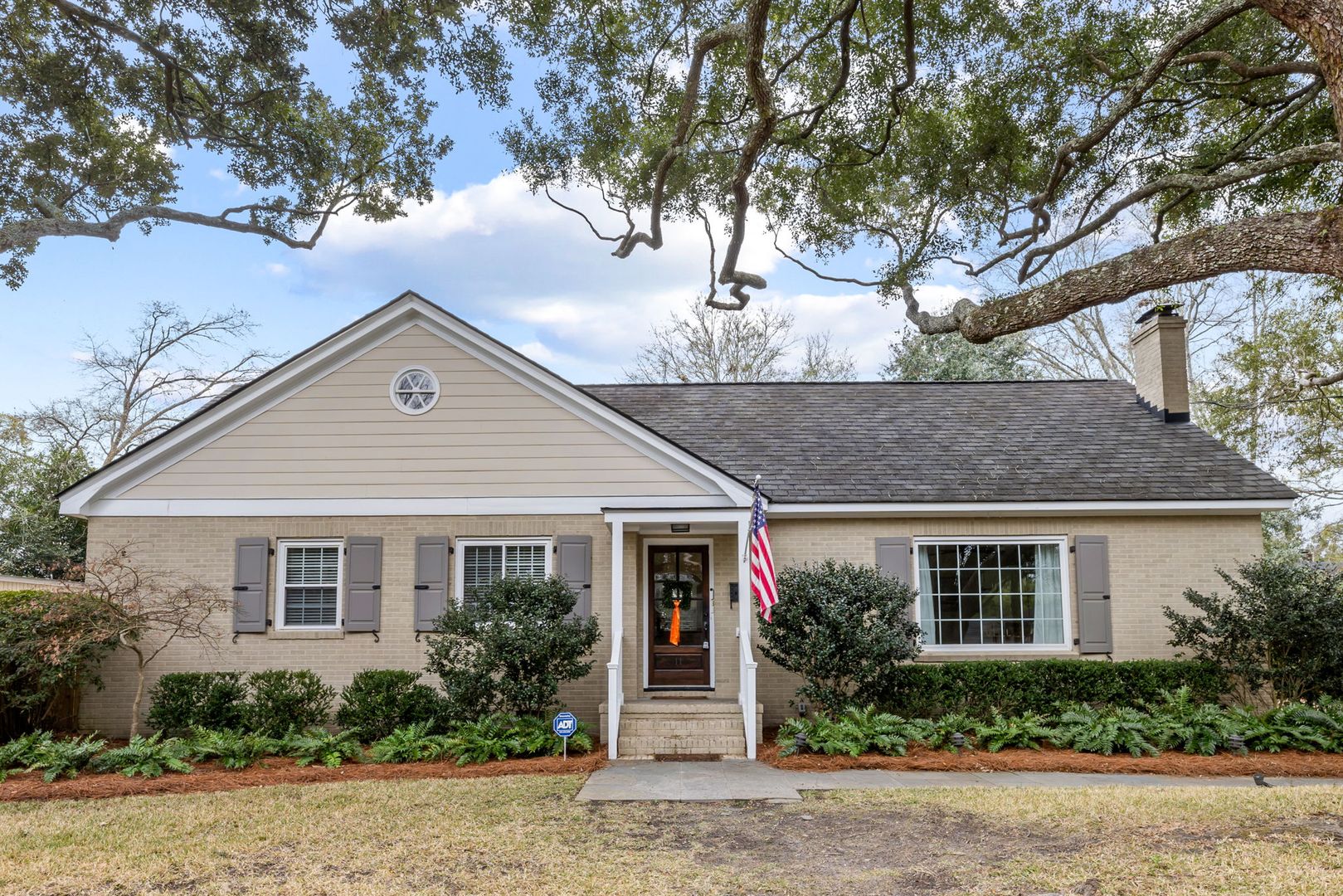 Charleston House: 11 Sheridan Road