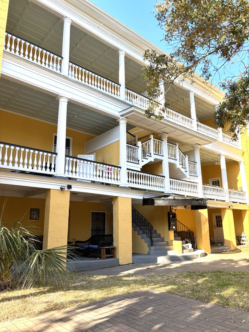 Charleston Apartment: 132 Smith Street