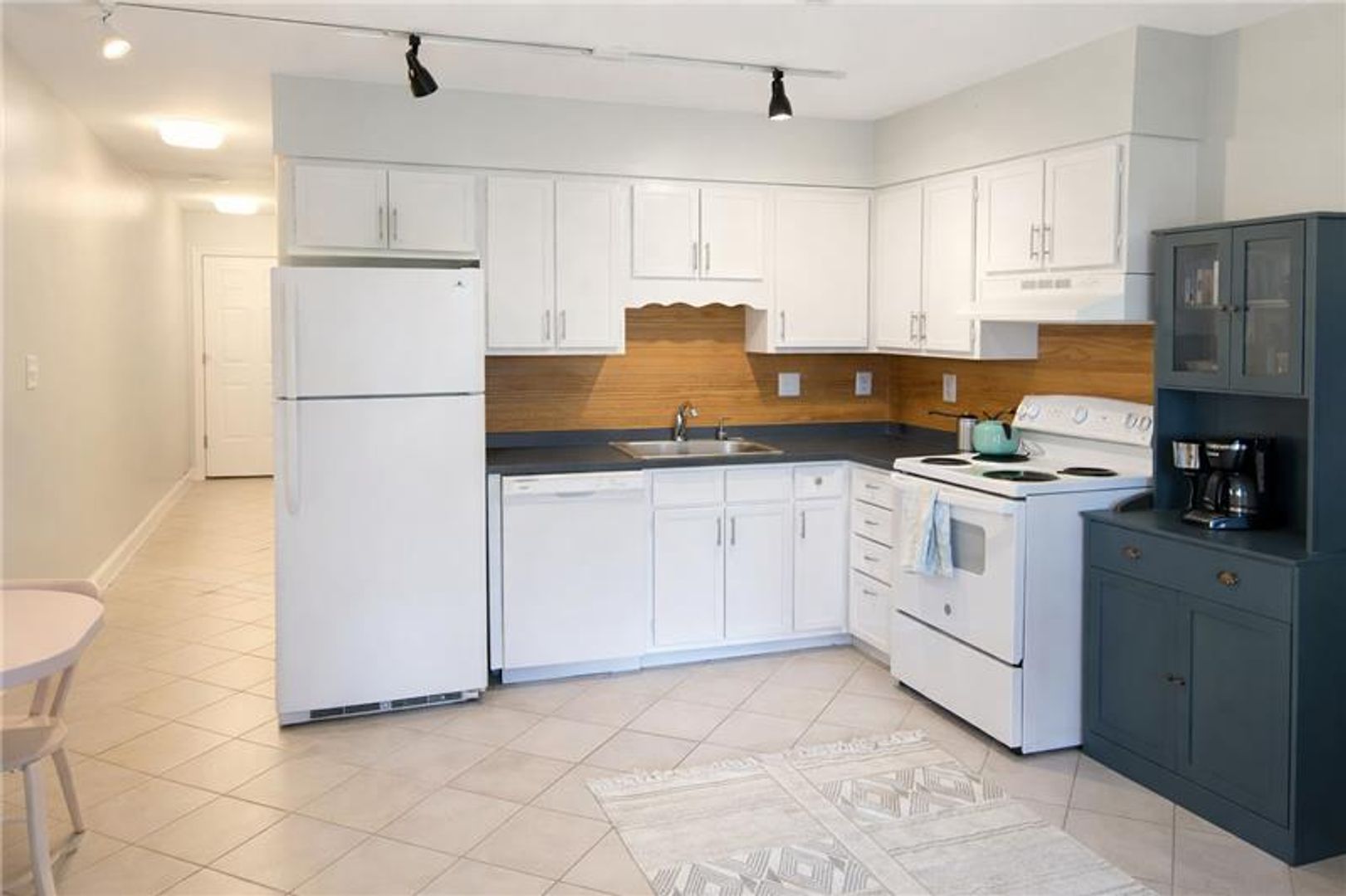 Charleston Apartment: 40 Bee Street