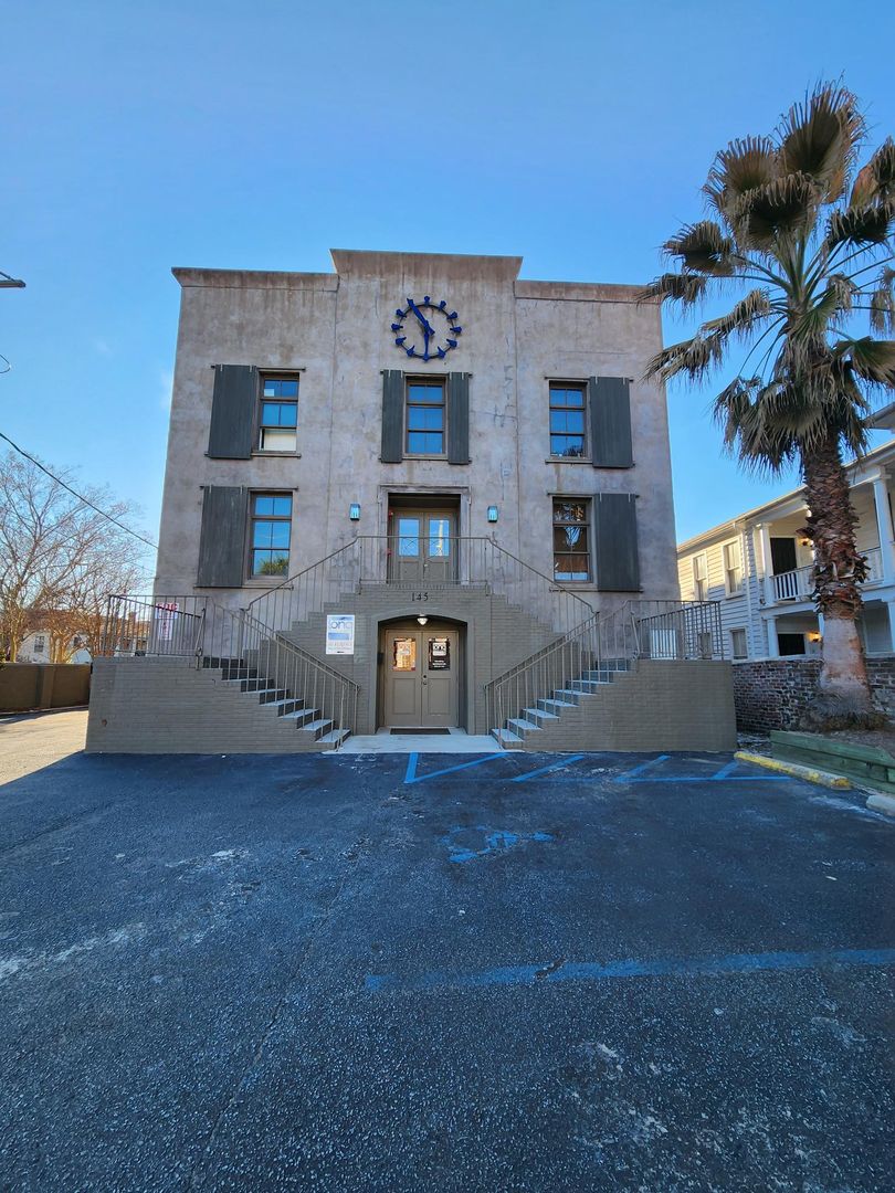 Charleston Apartment: 145 Saint Philip Street