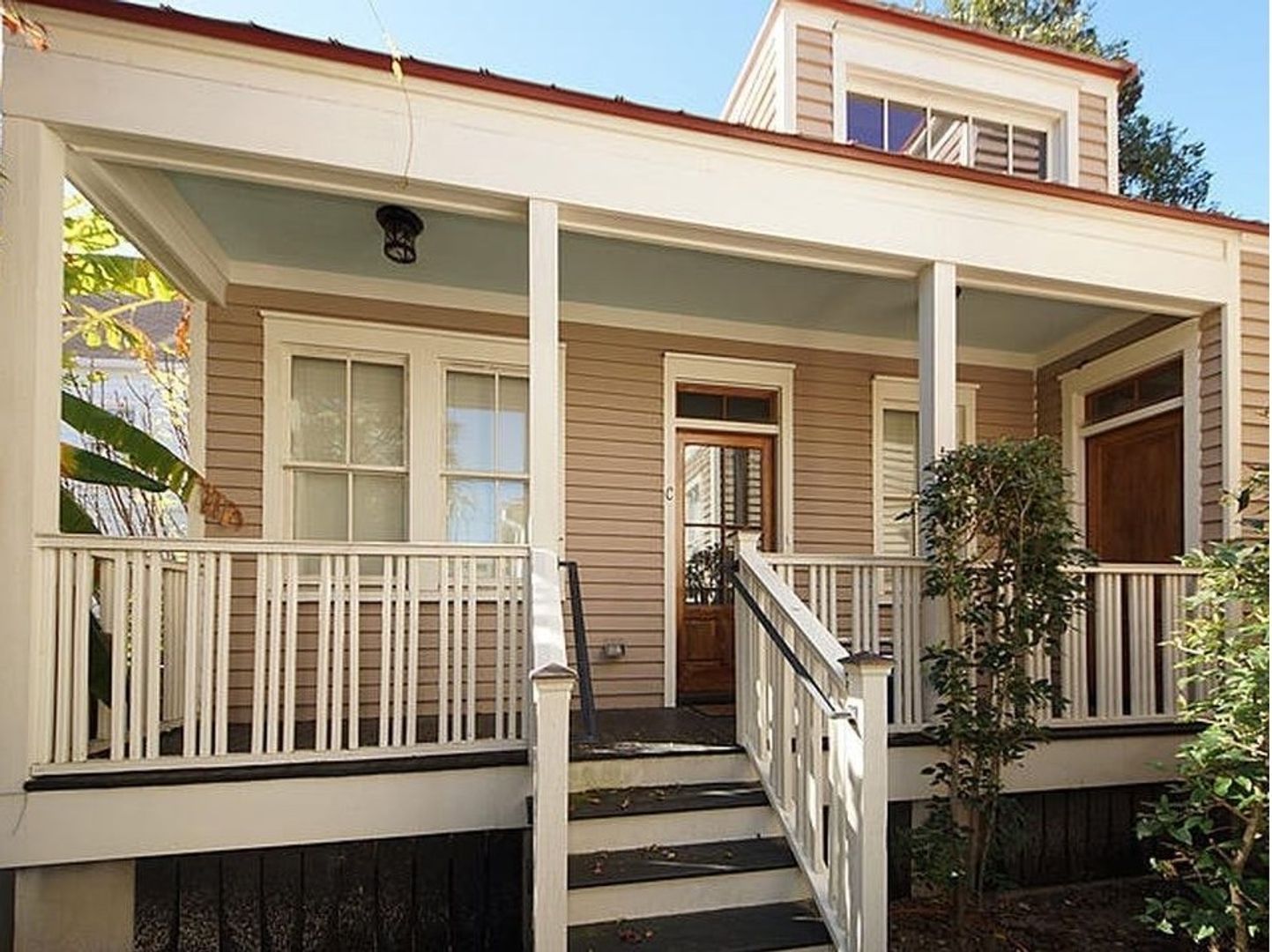 Charleston Apartment: 109 Coming Street