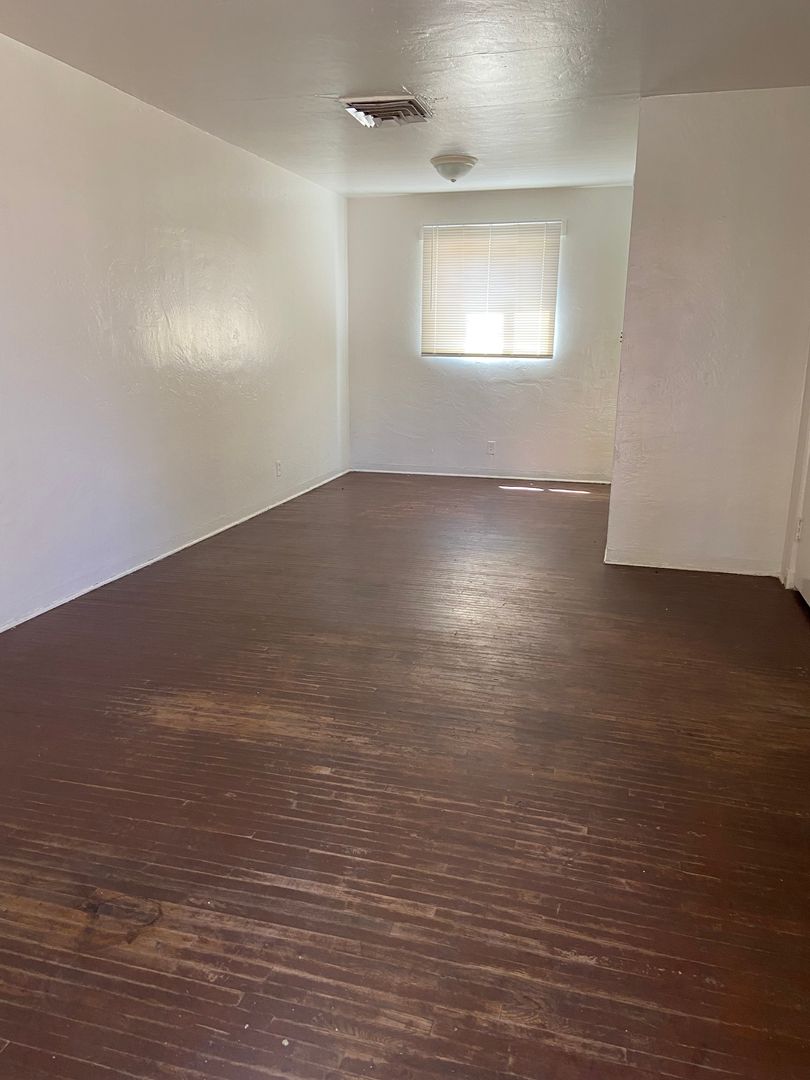Albuquerque Apartment: 122 Charleston SE