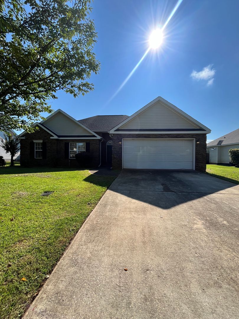 Warner Robins House: 715 Sark Dr