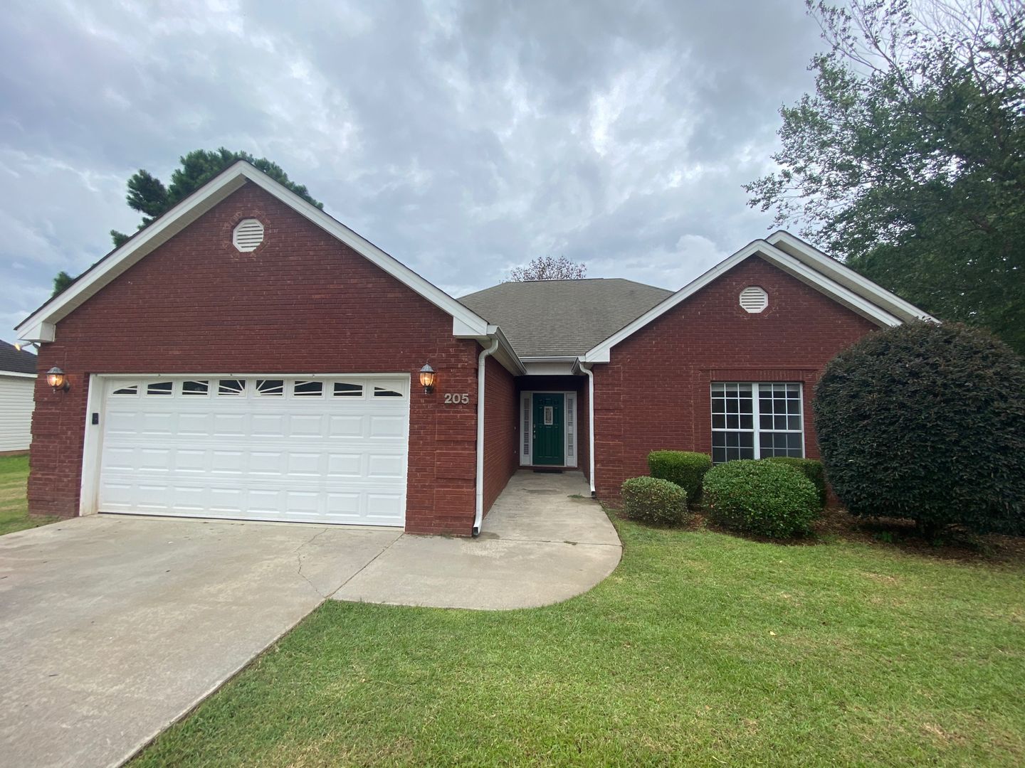 Warner Robins House: 205 Drayton Ct