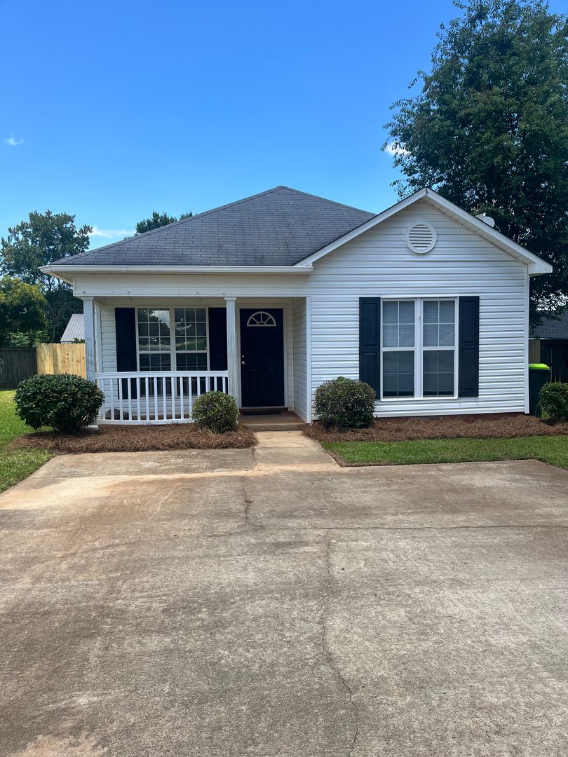 Warner Robins House: 306 Haverhill Circle