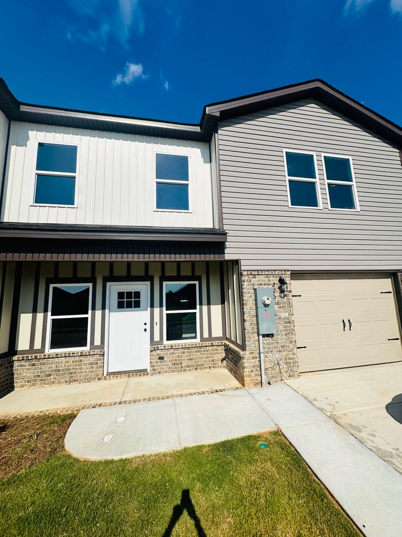 Byron House: 226 Beau Claire Circle