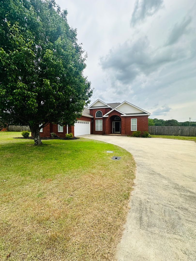 Warner Robins House: 709 Loudon Hill Drive