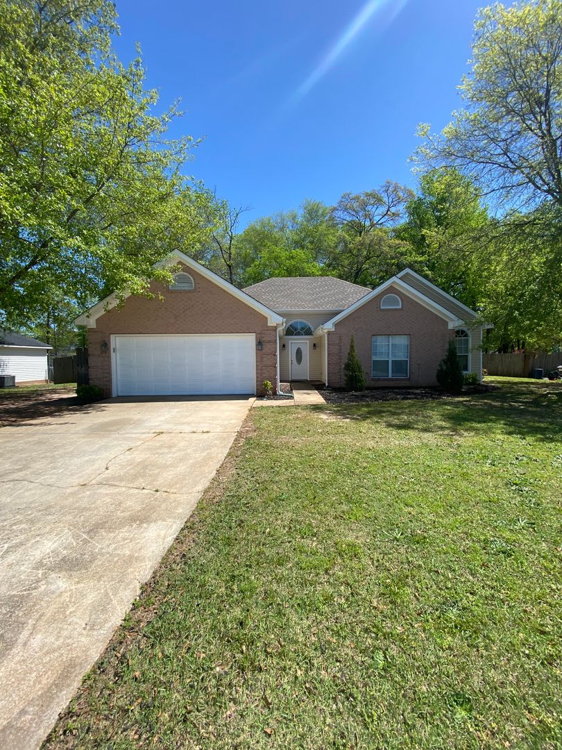 Warner Robins House: 1112 Panola Circle