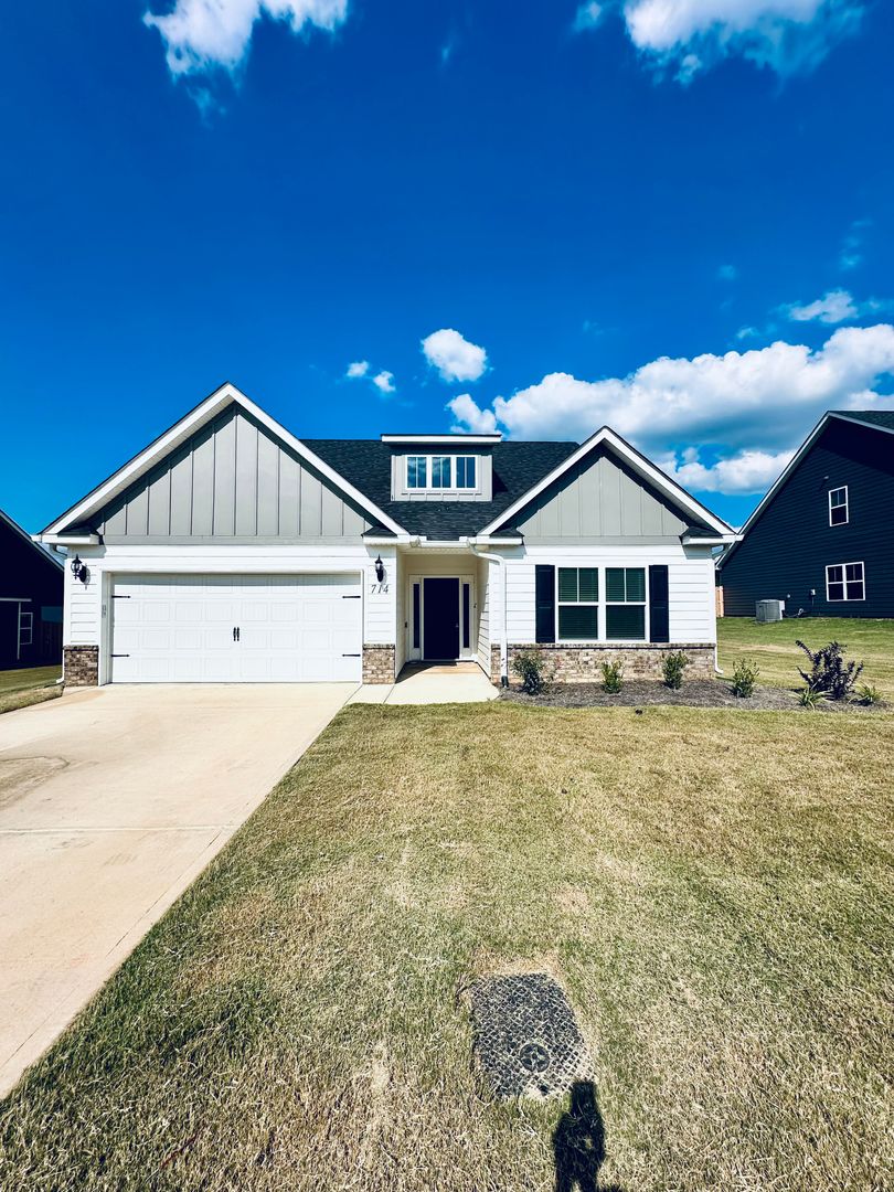 Bonaire House: 714 Lindsey Brooke Trace
