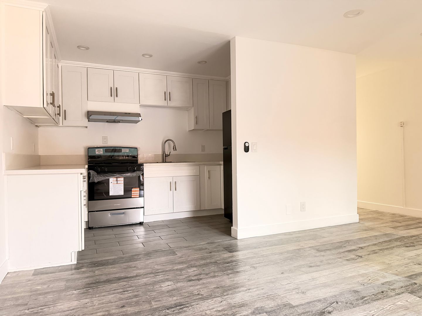 Van Nuys Apartment: 15855 Saticoy