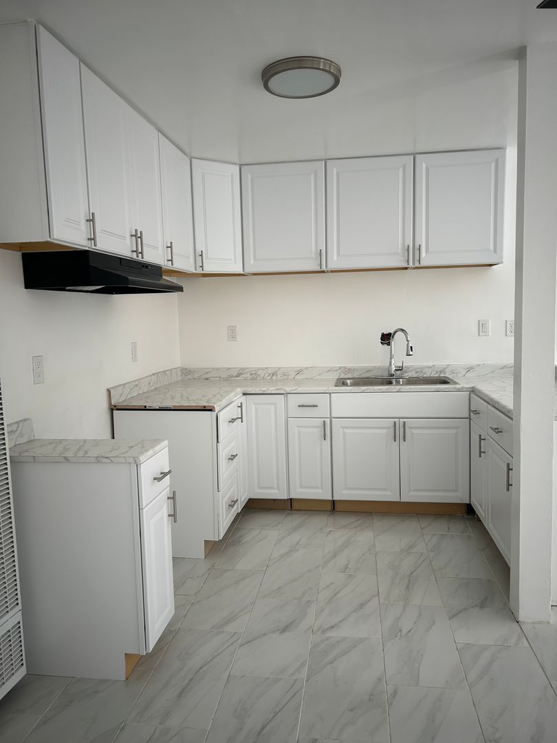 North Hills Apartment: 9232 Sepulveda Blvd