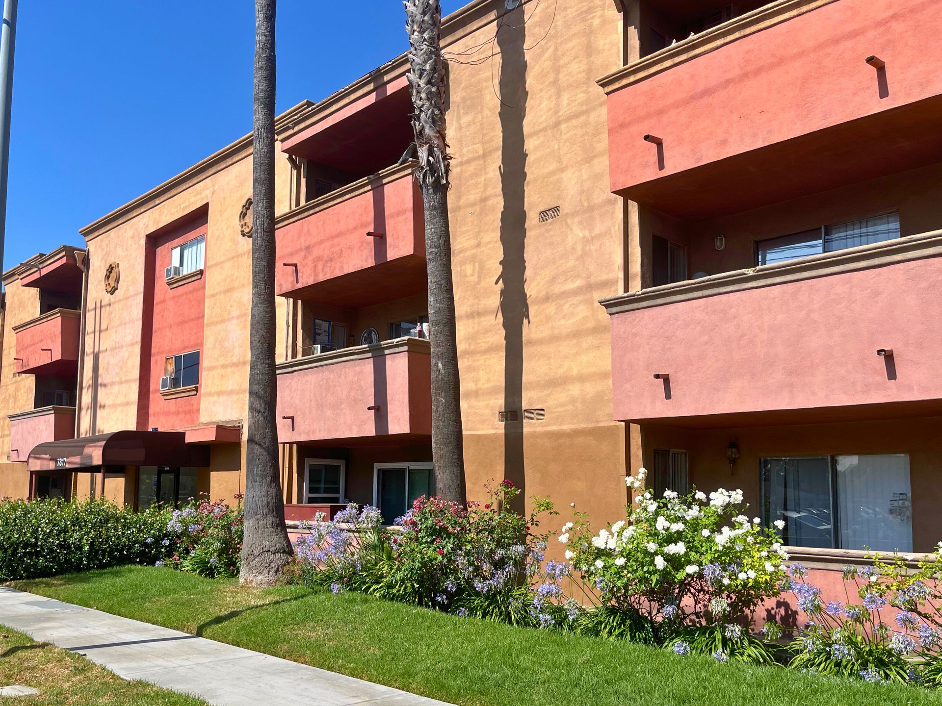 Reseda Apartment: 7817 Reseda