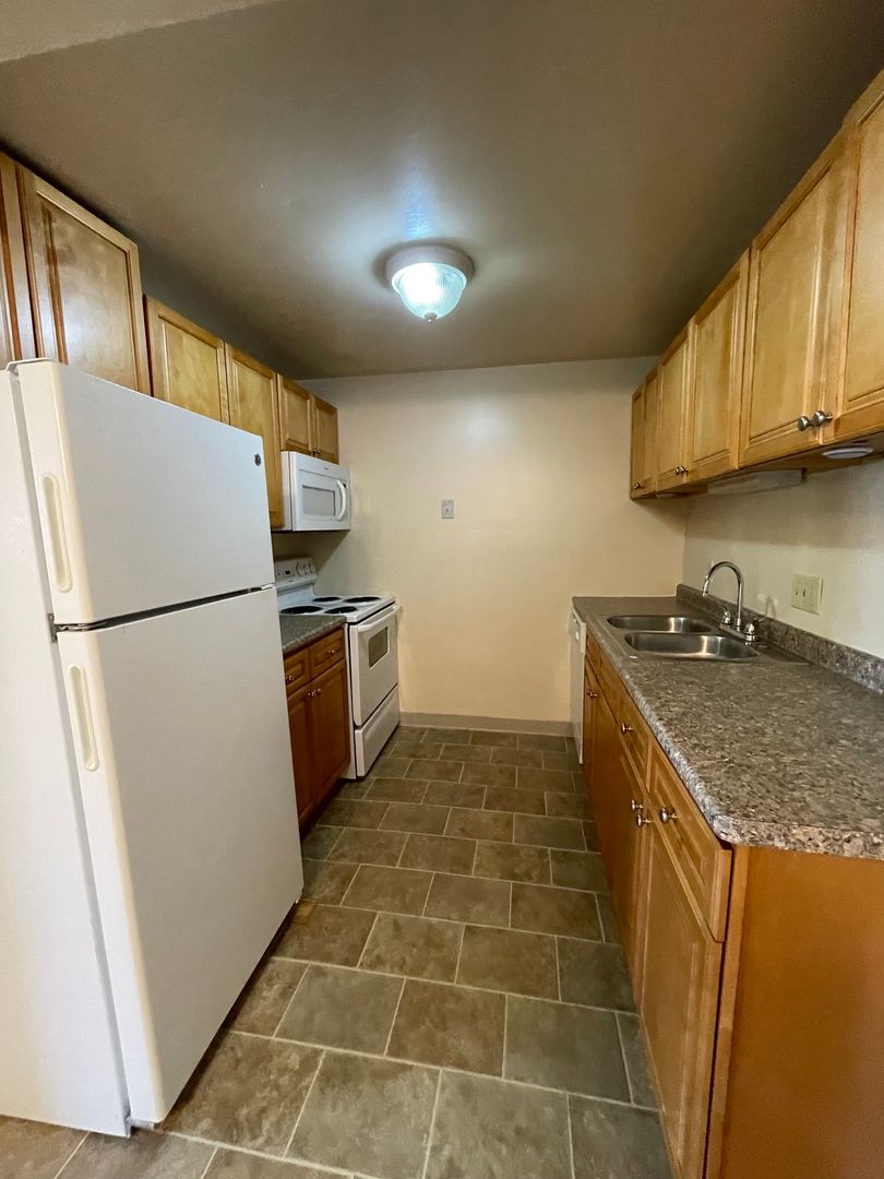 Geneva Apartment: 300 Sheridan Park Apartments