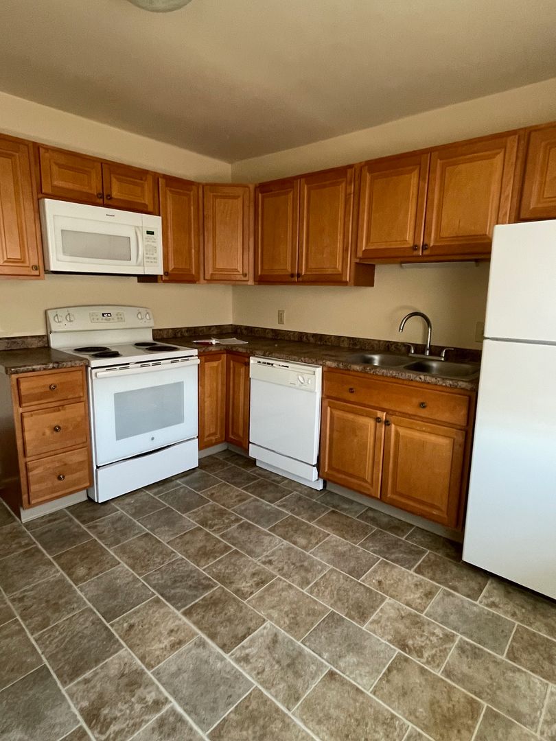 Geneva Apartment: 300 Sheridan Park Apartments