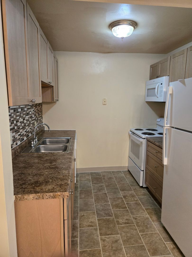 Geneva Apartment: 300 Sheridan Park Apartments