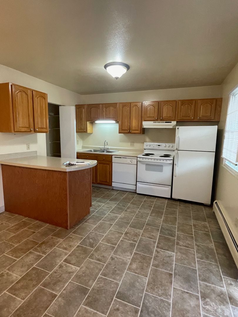 Geneva Apartment: 300 Sheridan Park Apartments