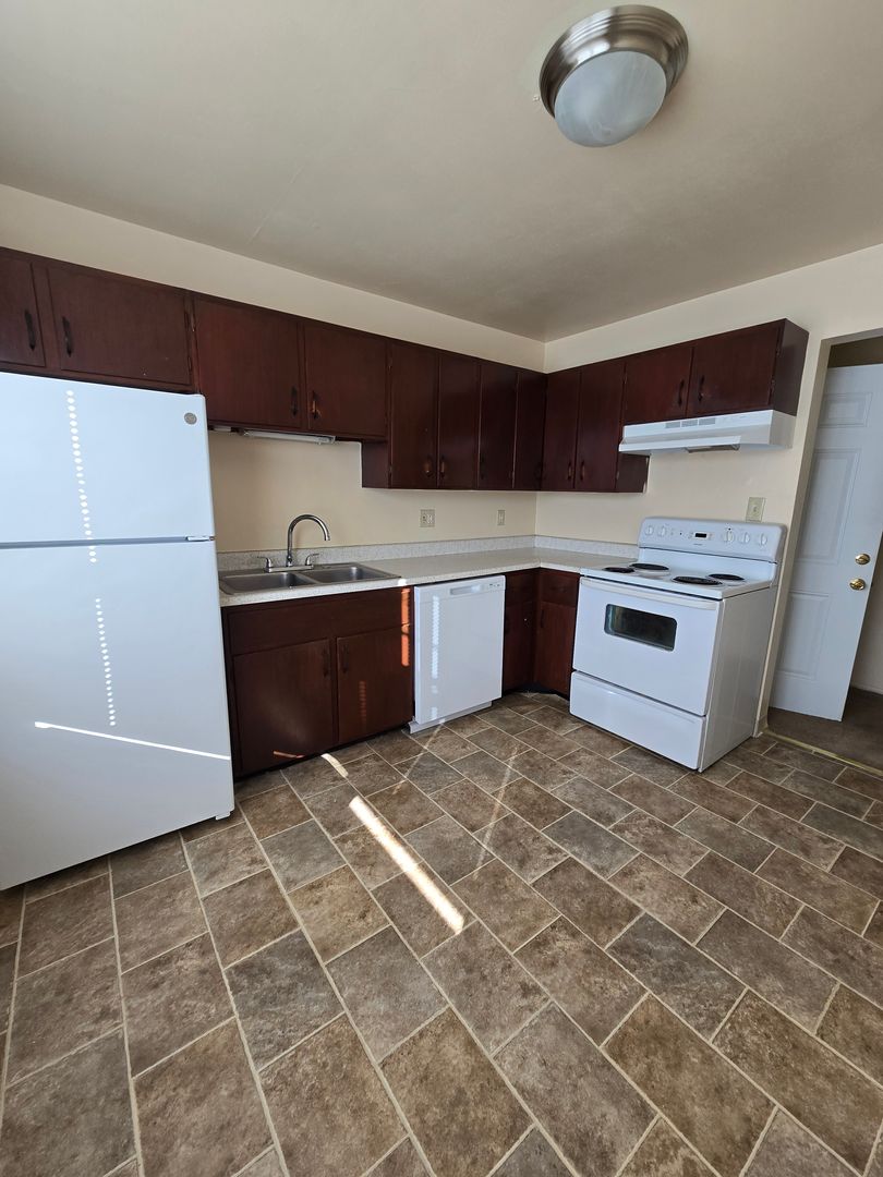 Geneva Apartment: 300 Sheridan Park Apartments