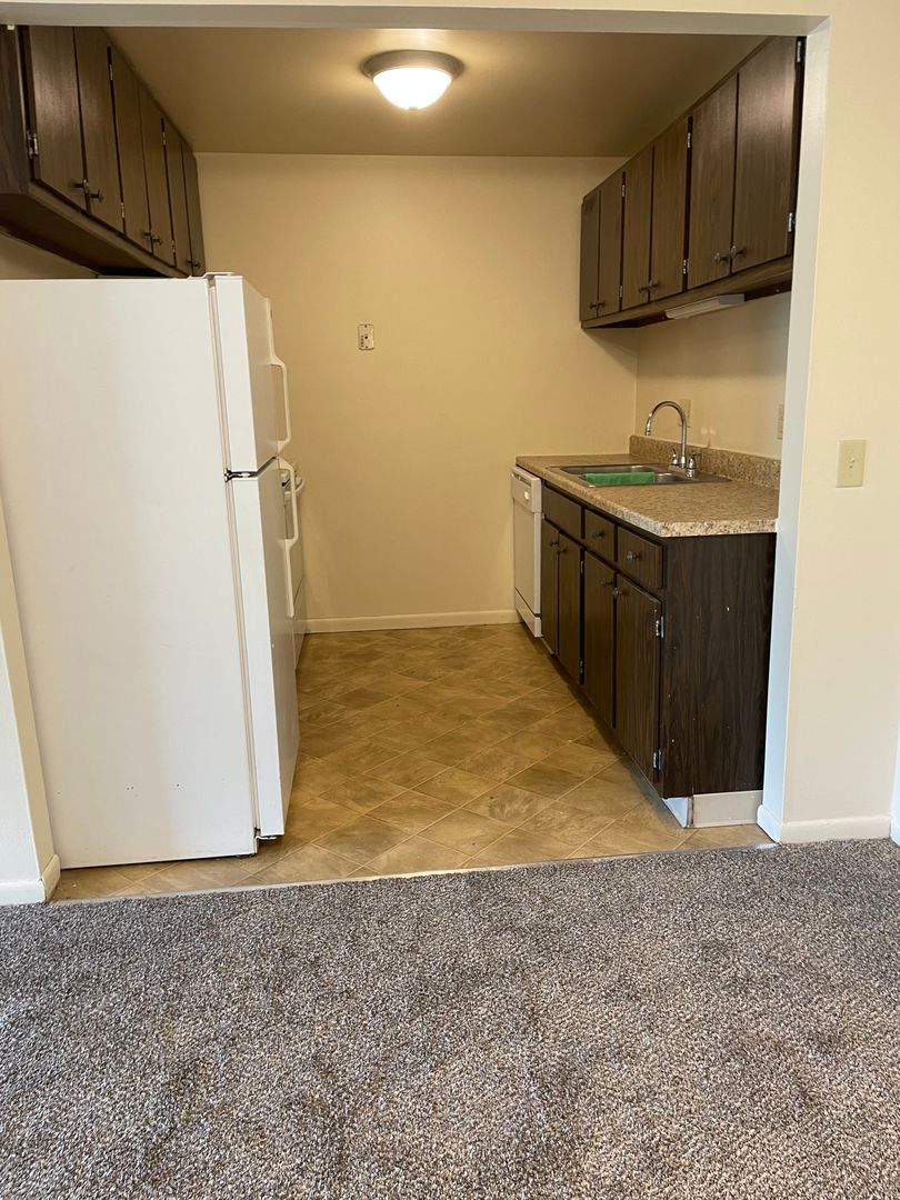 Geneva Apartment: 300 Sheridan Park Apartments