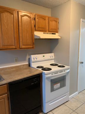 2 Bed/1.5 Bath Spacious Apartment – photo 1