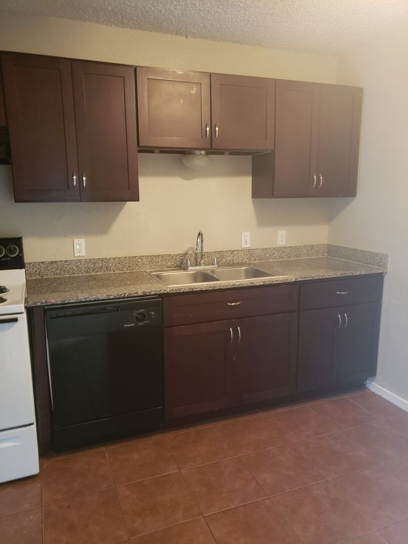 Orange Apartment: 2801 W Sunset Drive