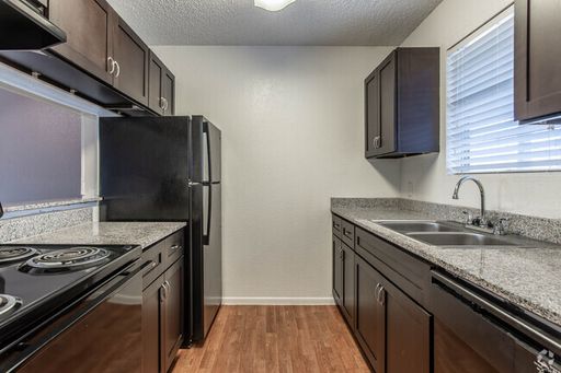 2 Bed/1.5 Bath Spacious Apartment – photo 1