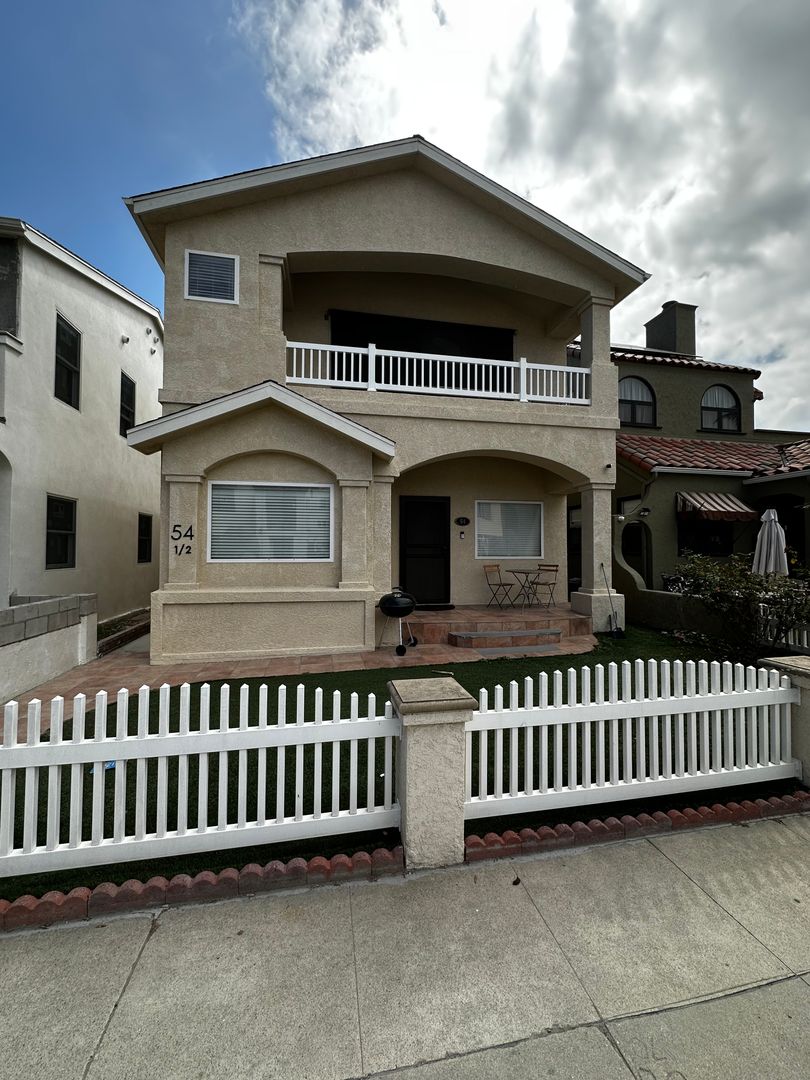 Long Beach Apartment: 54 Pomona Ave