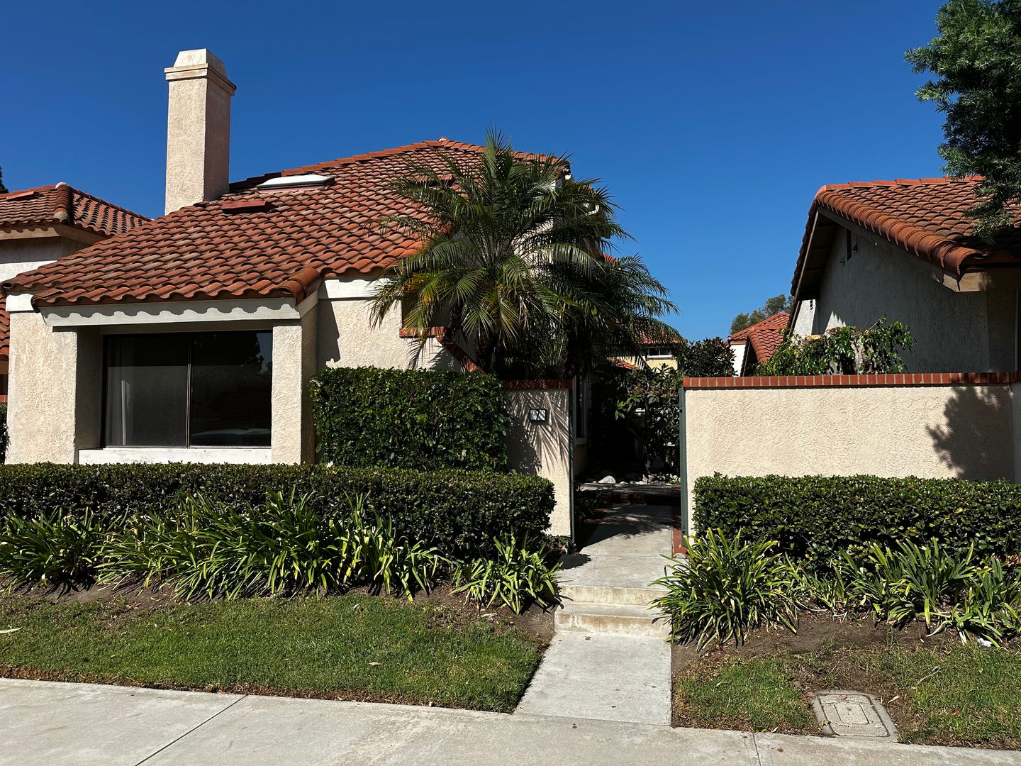 Irvine House: 7 Calabria