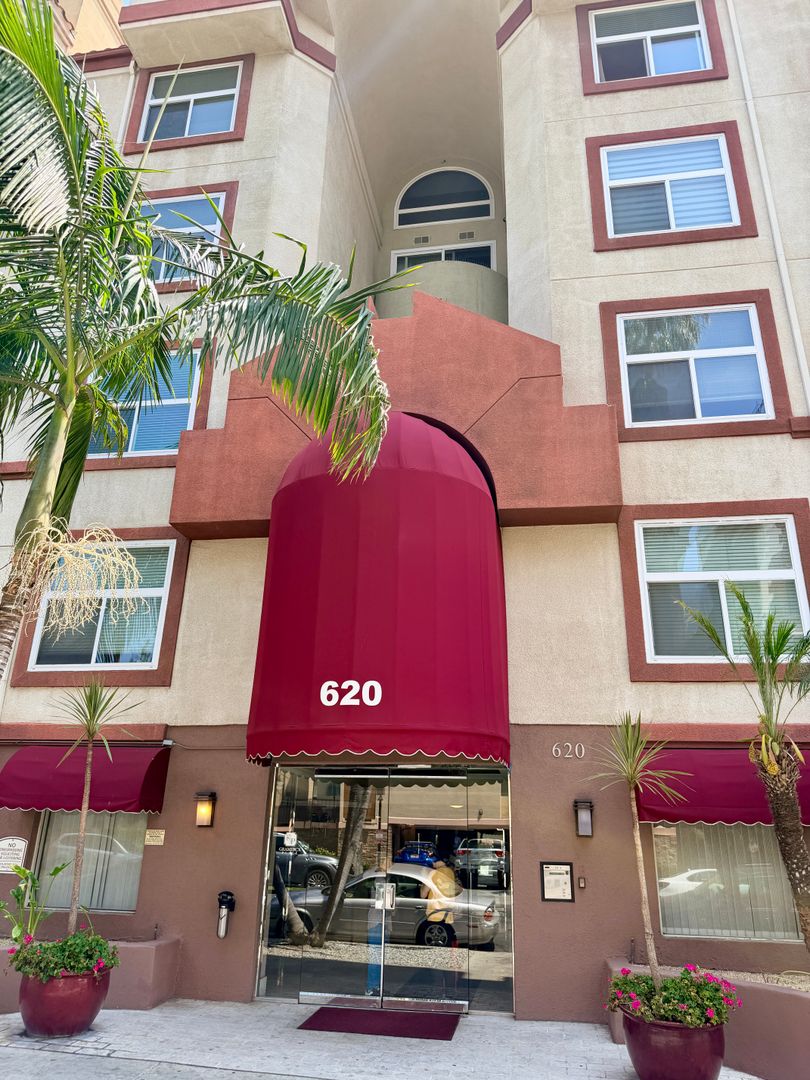 Los Angeles Condo: 620 S. Gramercy Pl Apt. 221
