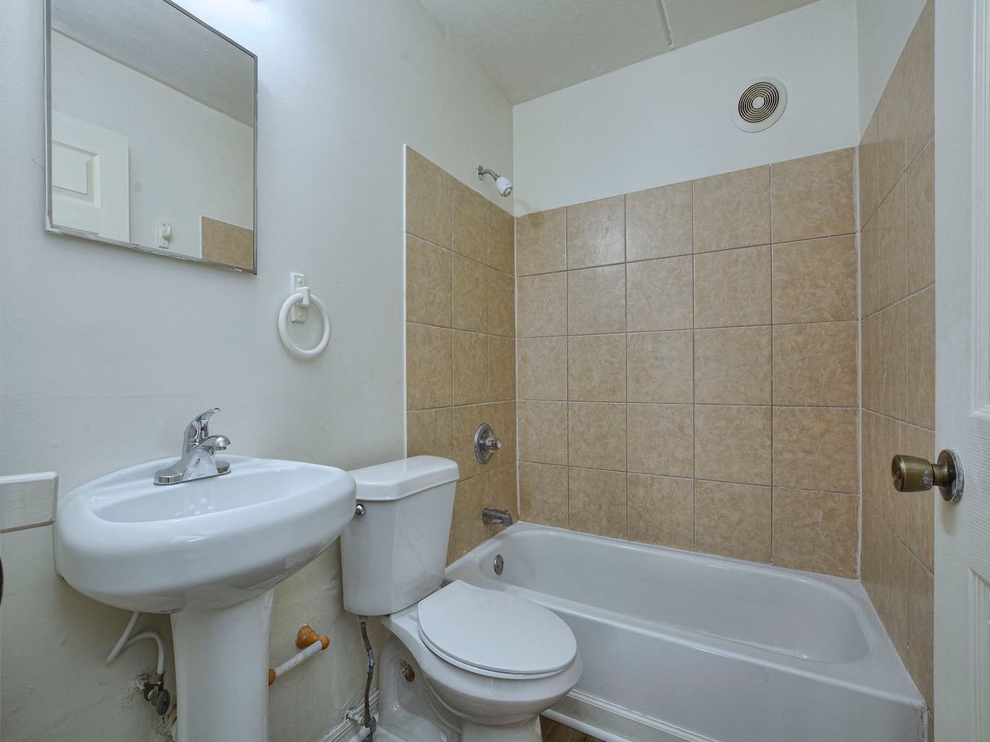 Eustis Apartment: 1482 E Mcdonald Ave