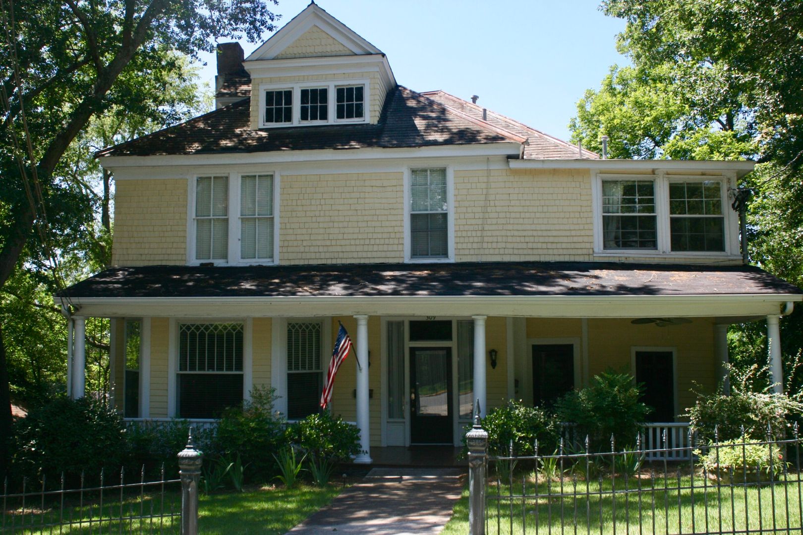 Rome Apartment: 309 E 3rd