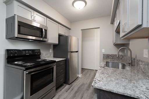 Now Leasing: Spacious 1 and 2 Bedroom Apartments with Modern Updates! – photo 1
