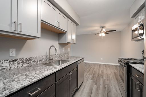 Now Leasing: Spacious & Stylish 1 and 2 Bedroom Apartments with Modern Updates! – photo 1